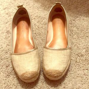 Confortable shoes / very pretty gold cloth